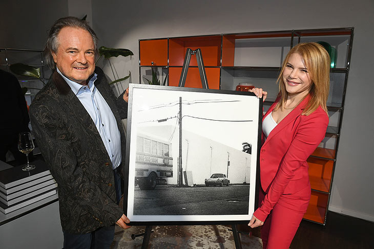 Der Pfandleiher Thomas K&auml;fer und die Schauspielerin Silke Popp zeigen sich bei der Photo & NFT Vernissage with Auction des Fotok&uuml;nstlers Bart Kuykens im USM Showroom.  &copy;Fotos &bdquo;Felix H&ouml;rhager&ldquo;